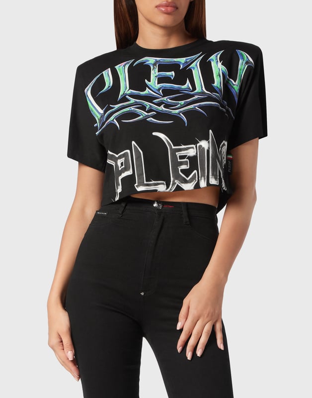 Añade una pizca de singularidad a tus conjuntos con esta camiseta crop de algodón. Fíjese en los detalles.   Punto de algodón   Los estampados de The Brand decoran la parte delantera y trasera   Acolchado en los hombros   Hexágono de PP en un parche de cuero saffiano cosido en el canesú   Escote de punto elástico   Costura a dos agujas    Ajuste: Cropped