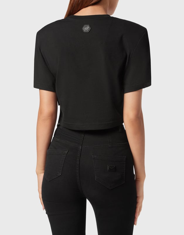 Añade una pizca de singularidad a tus conjuntos con esta camiseta crop de algodón. Fíjese en los detalles.   Punto de algodón   Los estampados de The Brand decoran la parte delantera y trasera   Acolchado en los hombros   Hexágono de PP en un parche de cuero saffiano cosido en el canesú   Escote de punto elástico   Costura a dos agujas    Ajuste: Cropped