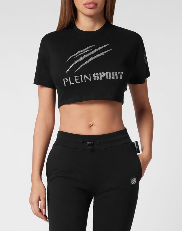 Plein Sport te da la oportunidad de destacar también mientras entrenas duro. Echa un vistazo a esta nueva camiseta crop con inserciones estampadas.   Máxima comodidad gracias a la flexibilidad natural del jersey de algodón elástico   Letras y estampado de purpurina Tiger Scratch en la parte delantera   Escote de punto elástico   Dobladillo inferior de corte crudo.