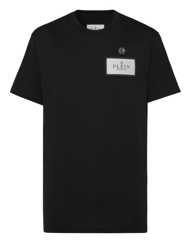 Verleihen Sie Ihren Outfits einen Hauch von Einzigartigkeit mit diesem exklusiven Baumwoll-T-Shirt. Schau dir die Details an.   Baumwoll-Jersey   Aufnäher auf der linken Brust   Logo-Aufnäher   Rippenstrick-Ausschnitt   Zwei-Nadel-Nähte