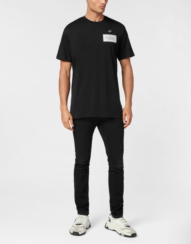 Verleihen Sie Ihren Outfits einen Hauch von Einzigartigkeit mit diesem exklusiven Baumwoll-T-Shirt. Schau dir die Details an.   Baumwoll-Jersey   Aufnäher auf der linken Brust   Logo-Aufnäher   Rippenstrick-Ausschnitt   Zwei-Nadel-Nähte