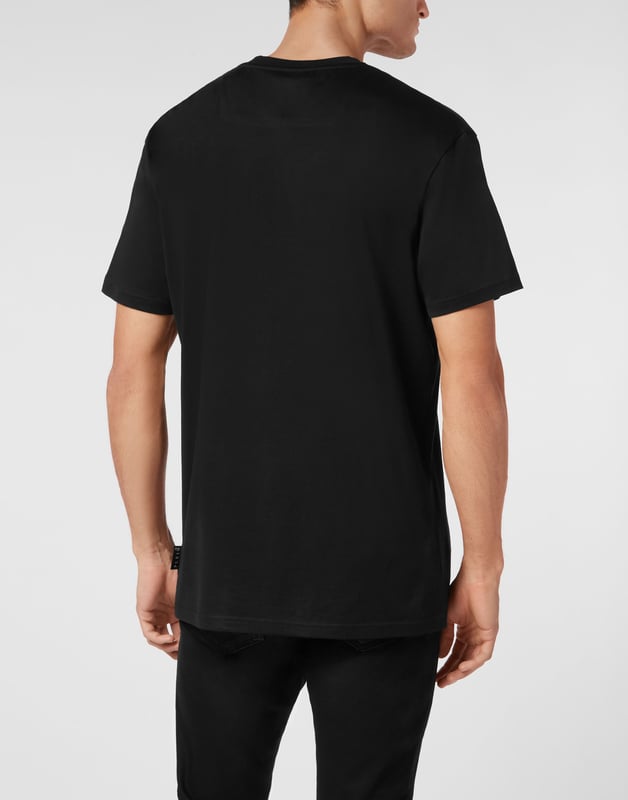 Verleihen Sie Ihren Outfits einen Hauch von Einzigartigkeit mit diesem exklusiven Baumwoll-T-Shirt. Schau dir die Details an.   Baumwoll-Jersey   Aufnäher auf der linken Brust   Logo-Aufnäher   Rippenstrick-Ausschnitt   Zwei-Nadel-Nähte