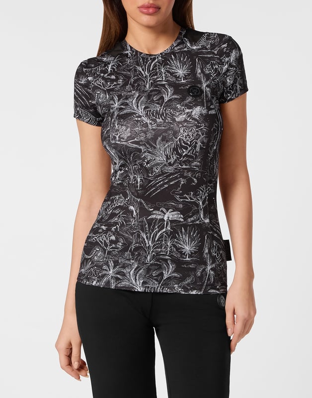 We designed this T-shirt that brings together performance and style. This model is perfect for outdoor sessions or gym training.   Breathable techno fabric   Floral print   Stretch tulle inserts   Brand printed on the back   Rubberized Tiger patch sewn left chest   Two-needle stitching hems