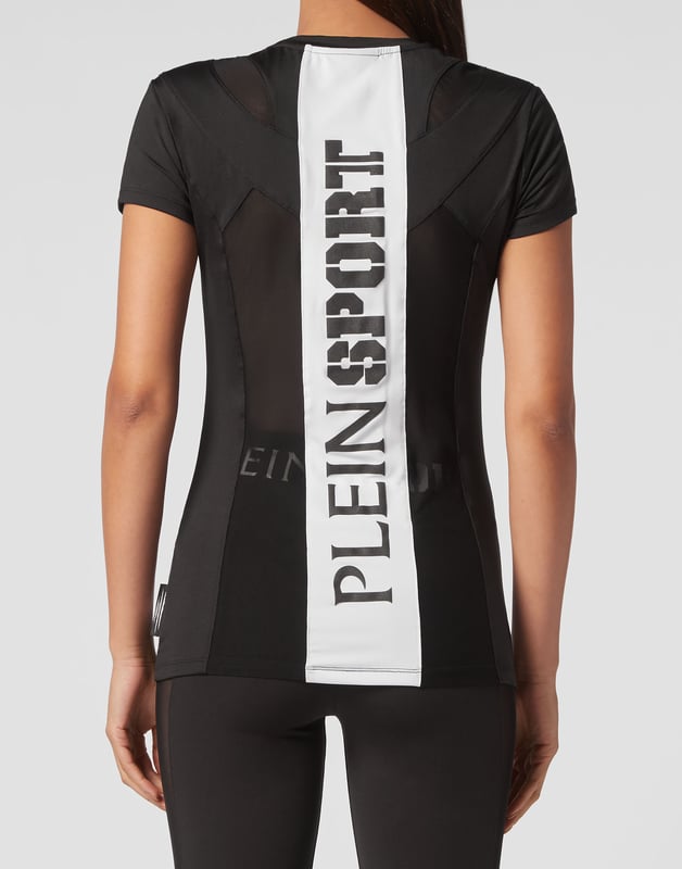 Diseñamos esta camiseta que aúna rendimiento y estilo. Este modal es perfecto para carreras de resistencia o entrenamientos de alta intensidad.   Máximo confort gracias a la flexibilidad natural de la lycra   Impresión de la marca en la parte posterior   Parche de tigre de goma cosido en el lado izquierdo del pecho   Inserciones de tul elástico para ventilación   Costuras con dos agujas para dobladillos