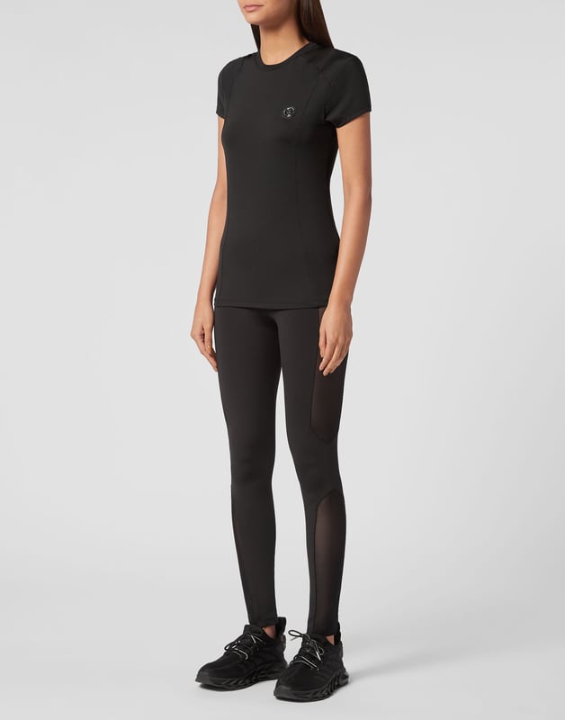 Diseñamos esta camiseta que aúna rendimiento y estilo. Este modal es perfecto para carreras de resistencia o entrenamientos de alta intensidad.   Máximo confort gracias a la flexibilidad natural de la lycra   Impresión de la marca en la parte posterior   Parche de tigre de goma cosido en el lado izquierdo del pecho   Inserciones de tul elástico para ventilación   Costuras con dos agujas para dobladillos