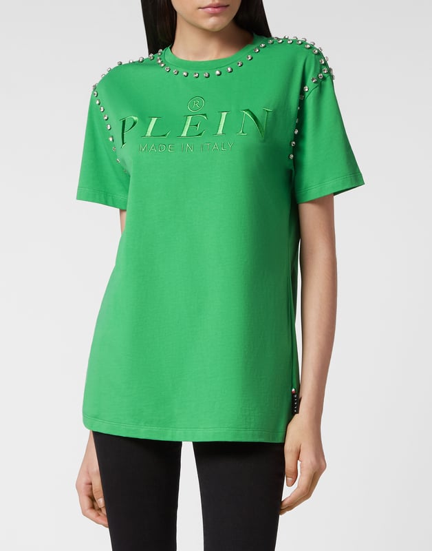con cristales  Una camiseta lisa de cuello redondo también puede personificar la singularidad y el estilo. Mire esta versión recortada de jersey de algodón decorada con... Descubra más.  Jersey de algodón suave   Las letras de la marca bordadas en la parte delantera   Escote y hombros enjoyados   Costura de pespunte doble   Corte: Over