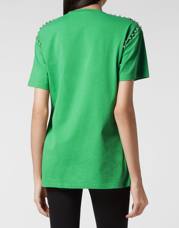 con cristales  Una camiseta lisa de cuello redondo también puede personificar la singularidad y el estilo. Mire esta versión recortada de jersey de algodón decorada con... Descubra más.  Jersey de algodón suave   Las letras de la marca bordadas en la parte delantera   Escote y hombros enjoyados   Costura de pespunte doble   Corte: Over