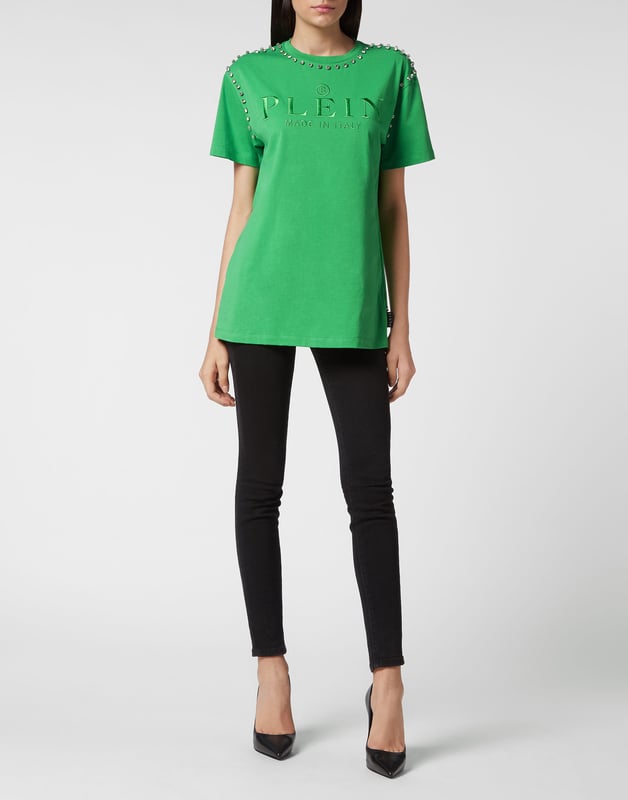 con cristales  Una camiseta lisa de cuello redondo también puede personificar la singularidad y el estilo. Mire esta versión recortada de jersey de algodón decorada con... Descubra más.  Jersey de algodón suave   Las letras de la marca bordadas en la parte delantera   Escote y hombros enjoyados   Costura de pespunte doble   Corte: Over