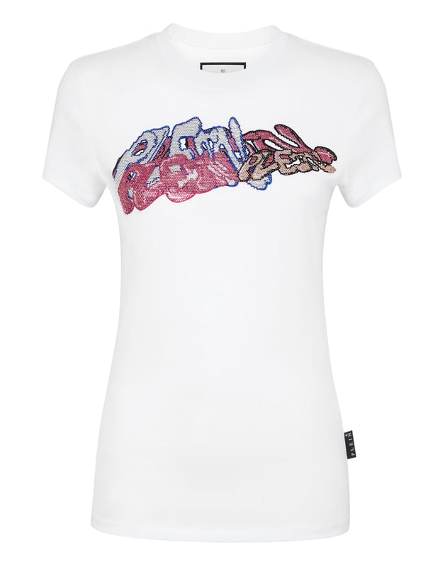con cristales  Compruebe la singularidad de esta camiseta de algodón. Fíjese en los detalles.   Jersey de algodón   Estampados Bombing Graffiti con pedrería en el frente   PP Hexágono sobre un parche de cuero saffian cosido en el canesú   Escote de punto acanalado   Costura con dos agujas