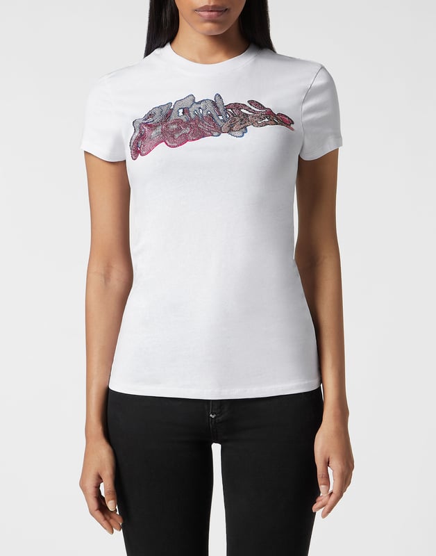 con cristales  Compruebe la singularidad de esta camiseta de algodón. Fíjese en los detalles.   Jersey de algodón   Estampados Bombing Graffiti con pedrería en el frente   PP Hexágono sobre un parche de cuero saffian cosido en el canesú   Escote de punto acanalado   Costura con dos agujas
