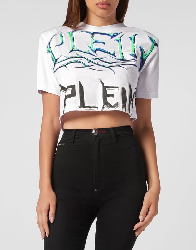 Añade una pizca de singularidad a tus conjuntos con esta camiseta crop de algodón. Fíjese en los detalles.   Punto de algodón   Los estampados de The Brand decoran la parte delantera y trasera   Acolchado en los hombros   Hexágono de PP en un parche de cuero saffiano cosido en el canesú   Escote de punto elástico   Costura a dos agujas    Ajuste: Cropped