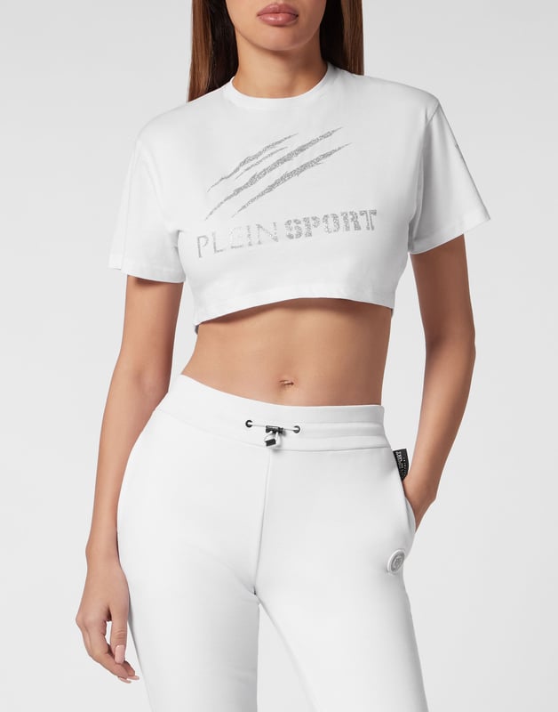 Plein Sport gibt Ihnen die Möglichkeit, sich auch beim harten Training von der Masse abzuheben. Schauen Sie sich dieses neue Crop-T-Shirt mit bedruckten Einsätzen an.   Maximaler Komfort dank der natürlichen Flexibilität von Stretch-Baumwolljersey   Schriftzug und Tiger Scratch Glitzerdruck auf der Vorderseite   Ausschnitt aus Rippstrick   Roh geschnittener unterer Saum