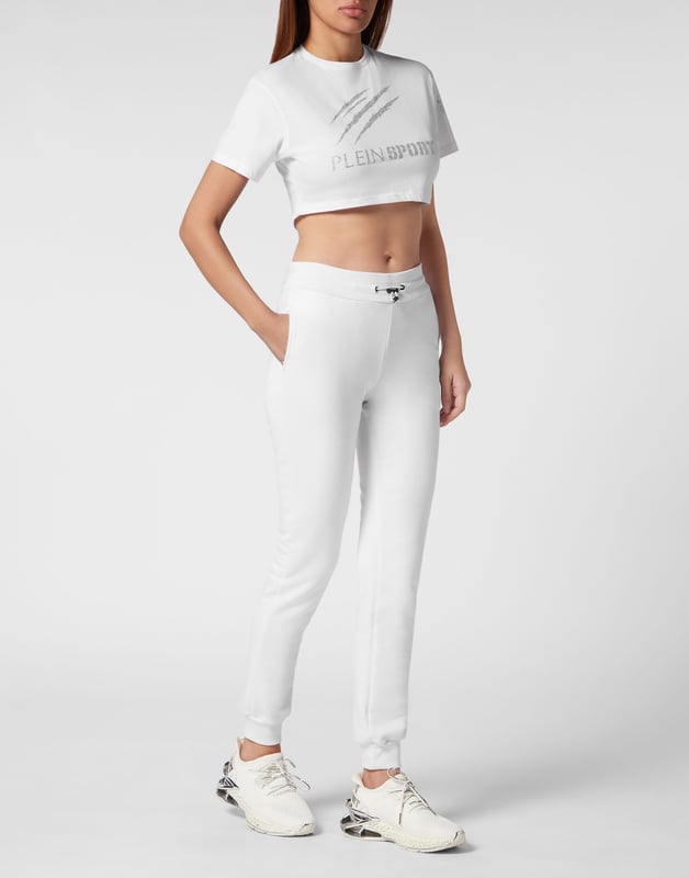 Plein Sport gibt Ihnen die Möglichkeit, sich auch beim harten Training von der Masse abzuheben. Schauen Sie sich dieses neue Crop-T-Shirt mit bedruckten Einsätzen an.   Maximaler Komfort dank der natürlichen Flexibilität von Stretch-Baumwolljersey   Schriftzug und Tiger Scratch Glitzerdruck auf der Vorderseite   Ausschnitt aus Rippstrick   Roh geschnittener unterer Saum