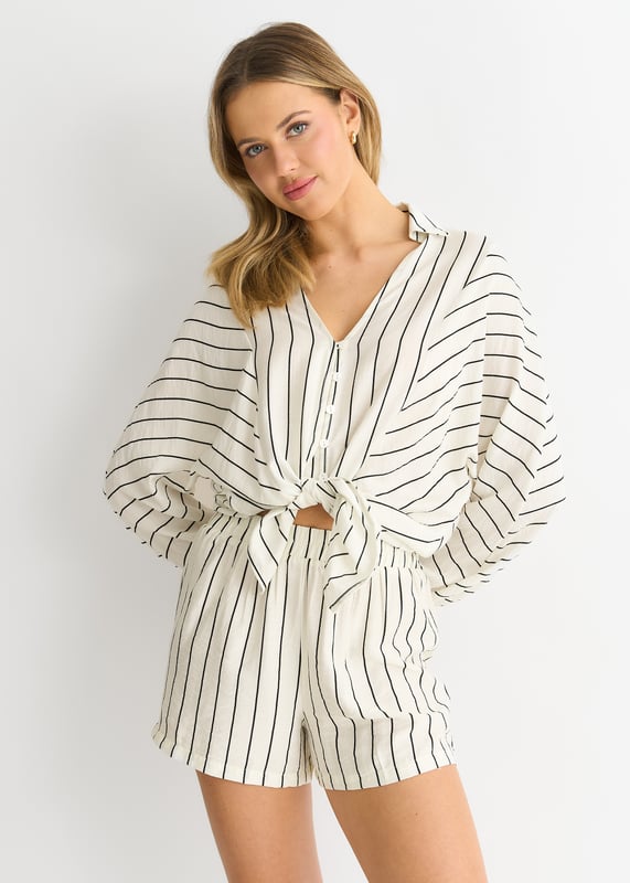Ervaar luxe en stijl met onze gestreepte viscose short met elastische taille. Deze shorts zijn gemaakt van hoogwaardig viscosemateriaal en bieden comfort en verfijning. De elastische taille zorgt voor een flatterende pasvorm, terwijl het gestreepte patroon een vleugje tijdloze elegantie toevoegt. Perfect voor een dag op het strand of een avondje uit, maak je garderobe compleet met deze eersteklas shorts.