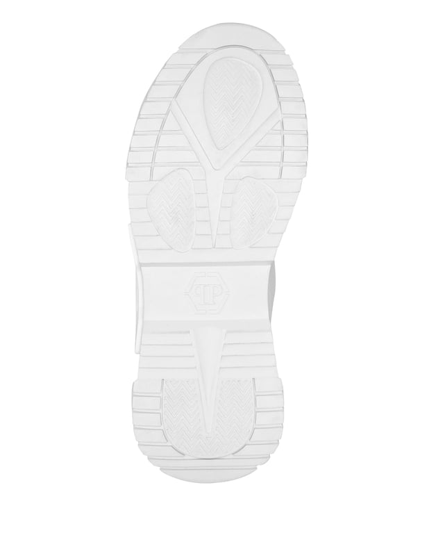 Maak je klaar om te joggen in de stijl van Plein. Bekijk de Predator hardlopers van materialen die zijn ontworpen om altijd goed te presteren. Bekijk de details.   Bovenwerk van leer en technomaterialen voor een prestatie die voldoet aan de verwachtingen   Metalen PP Hexagon op een saffiaanleren patch op het buitenste kwartier   Slip-on gebreide sok van zacht en ademend materiaal   Hi-tech, ergonomische, ultralichte, schokabsorberende rubberen tussenzool   Voorgevormde buitenzool voor maximale grip   Binnenvoering en uitneembare binnenzool