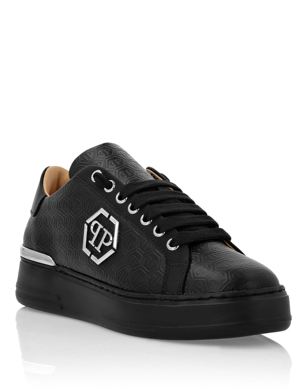 Descubra la singularidad de estas zapatillas lo-top bicolor. Fíjese en los detalles.   Parte superior de napa con monograma estampado en toda la superficie   Hexágono de PP metálico cosido en el lateral   Alerón niquelado en el estabilizador del talón   Entresuela de goma de alta tecnología, ergonómica, ultraligera y amortiguadora   Suela exterior moldeada para un agarre máximo   Forro de napa acolchado y plantilla extraíble