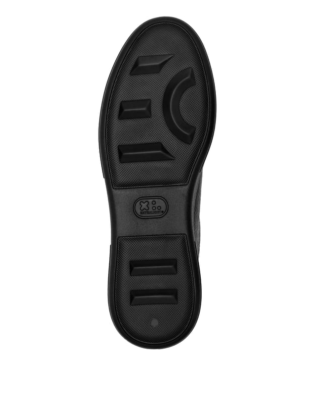 Descubra la singularidad de estas zapatillas lo-top bicolor. Fíjese en los detalles.   Parte superior de napa con monograma estampado en toda la superficie   Hexágono de PP metálico cosido en el lateral   Alerón niquelado en el estabilizador del talón   Entresuela de goma de alta tecnología, ergonómica, ultraligera y amortiguadora   Suela exterior moldeada para un agarre máximo   Forro de napa acolchado y plantilla extraíble