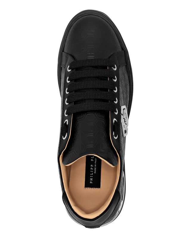 Descubra la singularidad de estas zapatillas lo-top bicolor. Fíjese en los detalles.   Parte superior de napa con monograma estampado en toda la superficie   Hexágono de PP metálico cosido en el lateral   Alerón niquelado en el estabilizador del talón   Entresuela de goma de alta tecnología, ergonómica, ultraligera y amortiguadora   Suela exterior moldeada para un agarre máximo   Forro de napa acolchado y plantilla extraíble