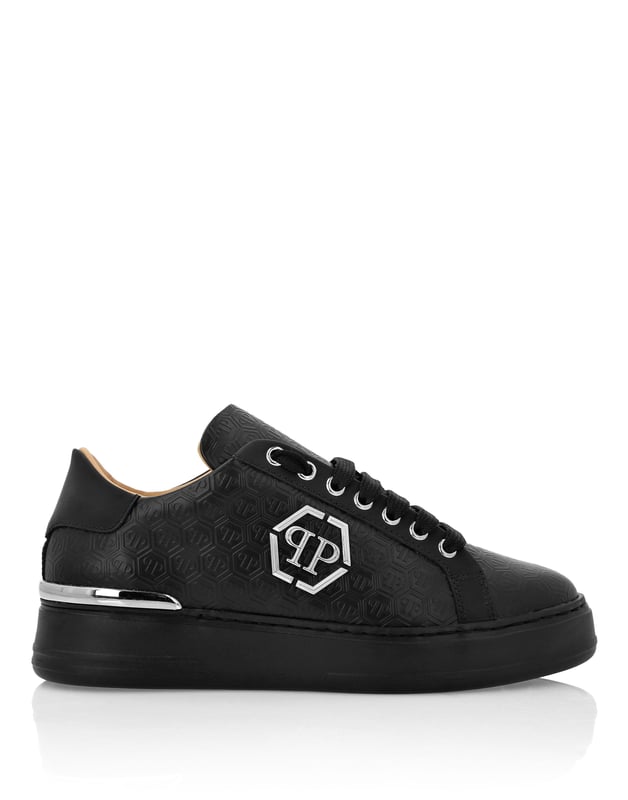 Descubra la singularidad de estas zapatillas lo-top bicolor. Fíjese en los detalles.   Parte superior de napa con monograma estampado en toda la superficie   Hexágono de PP metálico cosido en el lateral   Alerón niquelado en el estabilizador del talón   Entresuela de goma de alta tecnología, ergonómica, ultraligera y amortiguadora   Suela exterior moldeada para un agarre máximo   Forro de napa acolchado y plantilla extraíble