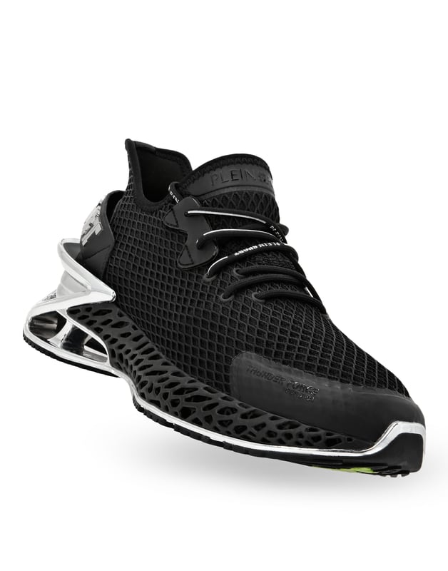 Zapatilla Runner Thunder Force Genx Estas zapatillas Thunder Force Gen X 01 nacen de la creatividad del Plein Sport Lab con el objetivo de conjugar tecnología punta y un diseño único y excepcional. Parte superior dinámica de malla reforzada y goma para una protección integral. Ajuste deslizante para mayor estabilidad y ajuste ceñido Cordones tubulares con logotipo Marca destacada en el contrafuerte del talón y la lengüeta Entresuela ultraligera, ergonómica, de alta tecnología, amortiguadora, perforada y engomada con detalles metálicos Suela exterior perfilada para un agarre óptimo Forro interior