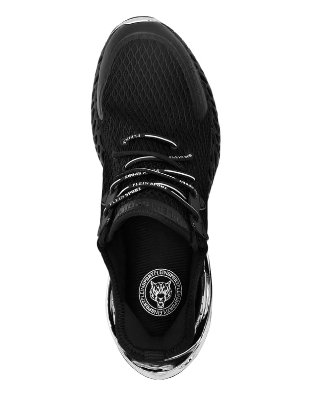 Zapatilla Runner Thunder Force Genx Estas zapatillas Thunder Force Gen X 01 nacen de la creatividad del Plein Sport Lab con el objetivo de conjugar tecnología punta y un diseño único y excepcional. Parte superior dinámica de malla reforzada y goma para una protección integral. Ajuste deslizante para mayor estabilidad y ajuste ceñido Cordones tubulares con logotipo Marca destacada en el contrafuerte del talón y la lengüeta Entresuela ultraligera, ergonómica, de alta tecnología, amortiguadora, perforada y engomada con detalles metálicos Suela exterior perfilada para un agarre óptimo Forro interior