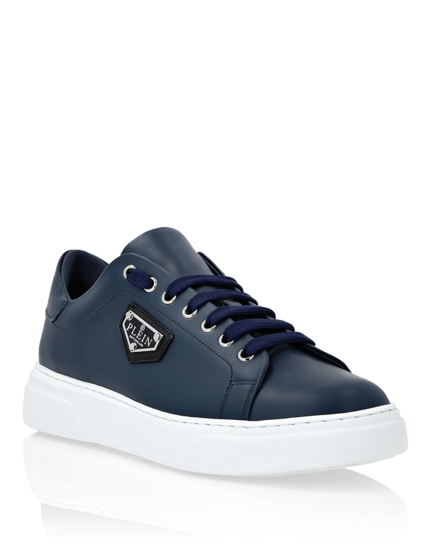 Ontdek het unieke met deze low-top sneakers van nappaleer. Hier zijn de details:    Materiaal: Nappa    Logo: Badge met logo aangebracht op het buitenste kwart    Sluiting: Vetersluiting    Zool: Rubberen glijzool    Voering: Binnenvoering    Binnenzool: Uitneembare binnenzool