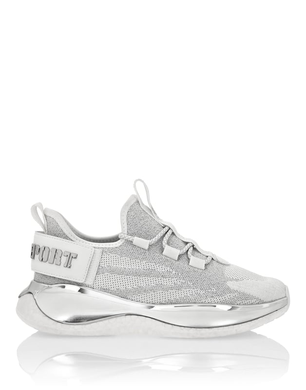 Runner Sneaker The Iron Tiger Gen.x.02 Die Iron Tiger Gen. X.02 Runner wurden entwickelt, um dir zu helfen, über deine Grenzen hinaus zu laufen, dank Hightech-Materialien und dem gewohnten Stil von Plein Sport. Atmungsaktives und ergonomisches Design aus jacquardgewebtem Nylonjersey im Slip-on-Design Farblich abgestimmte, röhrenförmige Schnürsenkel Logoband an der Fersenkappe, das an der Zuglasche befestigt ist Stoßdämpfende, ultraleichte, laminierte Hightech-Zwischensohle Für optimalen Grip geformte Außensohle Farblich abgestimmte Nähte