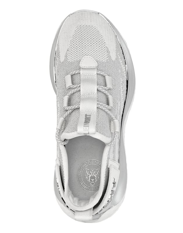 Runner Sneaker The Iron Tiger Gen.x.02 Die Iron Tiger Gen. X.02 Runner wurden entwickelt, um dir zu helfen, über deine Grenzen hinaus zu laufen, dank Hightech-Materialien und dem gewohnten Stil von Plein Sport. Atmungsaktives und ergonomisches Design aus jacquardgewebtem Nylonjersey im Slip-on-Design Farblich abgestimmte, röhrenförmige Schnürsenkel Logoband an der Fersenkappe, das an der Zuglasche befestigt ist Stoßdämpfende, ultraleichte, laminierte Hightech-Zwischensohle Für optimalen Grip geformte Außensohle Farblich abgestimmte Nähte