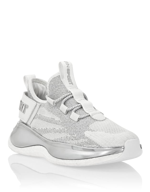 Runner Sneaker The Iron Tiger Gen.x.02 Die Iron Tiger Gen. X.02 Runner wurden entwickelt, um dir zu helfen, über deine Grenzen hinaus zu laufen, dank Hightech-Materialien und dem gewohnten Stil von Plein Sport. Atmungsaktives und ergonomisches Design aus jacquardgewebtem Nylonjersey im Slip-on-Design Farblich abgestimmte, röhrenförmige Schnürsenkel Logoband an der Fersenkappe, das an der Zuglasche befestigt ist Stoßdämpfende, ultraleichte, laminierte Hightech-Zwischensohle Für optimalen Grip geformte Außensohle Farblich abgestimmte Nähte
