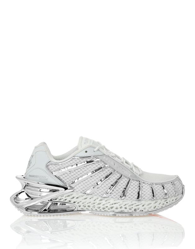 Estas zapatillas deportivas Thunder Force Gen X 01 nacen de la creatividad del Plein Sport Lab con el objetivo de conjugar tecnología de punta y un diseño único y sobresaliente.    Parte superior de malla dinámica y con ojetes que soportan la carcasa metálica   Ajuste sin cordones para mayor estabilidad y ajuste ceñido   Cordones tubulares   El icónico Tigre está insertado en la suela   Entresuela de goma, ergonómica, amortiguadora, ultraligera, perforada de alta tecnología con detalles innovadores en metal chapado   Suela con forma para un agarre óptimo   Forro interior
