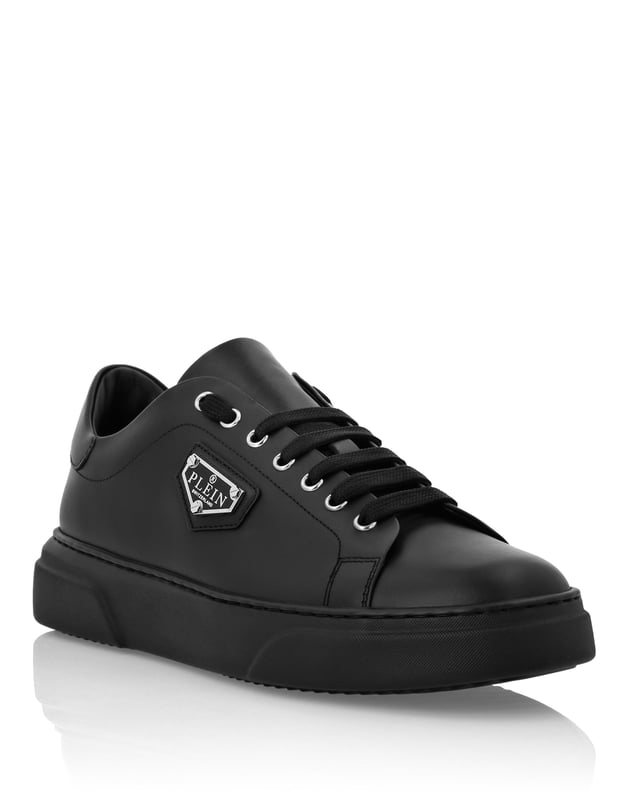 Ontdek het unieke met deze low-top sneakers van nappaleer. Hier zijn de details:    Materiaal: Nappa    Logo: Badge met logo aangebracht op het buitenste kwart    Sluiting: Vetersluiting    Zool: Rubberen glijzool    Voering: Binnenvoering    Binnenzool: Uitneembare binnenzool