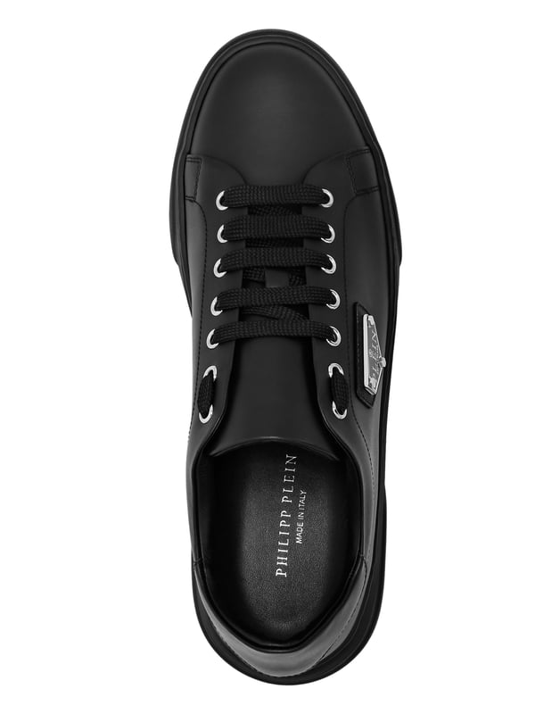Ontdek het unieke met deze low-top sneakers van nappaleer. Hier zijn de details:    Materiaal: Nappa    Logo: Badge met logo aangebracht op het buitenste kwart    Sluiting: Vetersluiting    Zool: Rubberen glijzool    Voering: Binnenvoering    Binnenzool: Uitneembare binnenzool