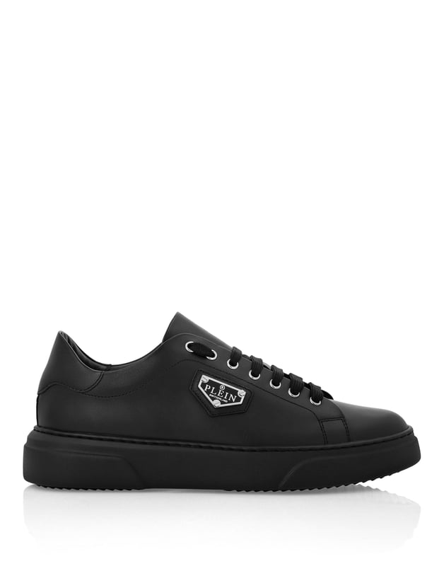 Ontdek het unieke met deze low-top sneakers van nappaleer. Hier zijn de details:    Materiaal: Nappa    Logo: Badge met logo aangebracht op het buitenste kwart    Sluiting: Vetersluiting    Zool: Rubberen glijzool    Voering: Binnenvoering    Binnenzool: Uitneembare binnenzool