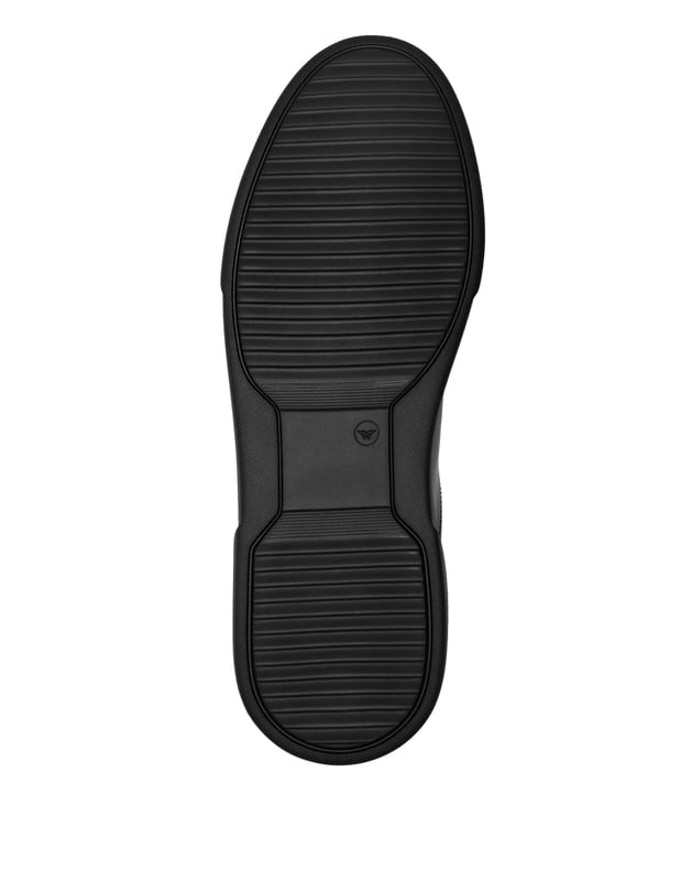 Ontdek het unieke met deze low-top sneakers van nappaleer. Hier zijn de details:    Materiaal: Nappa    Logo: Badge met logo aangebracht op het buitenste kwart    Sluiting: Vetersluiting    Zool: Rubberen glijzool    Voering: Binnenvoering    Binnenzool: Uitneembare binnenzool