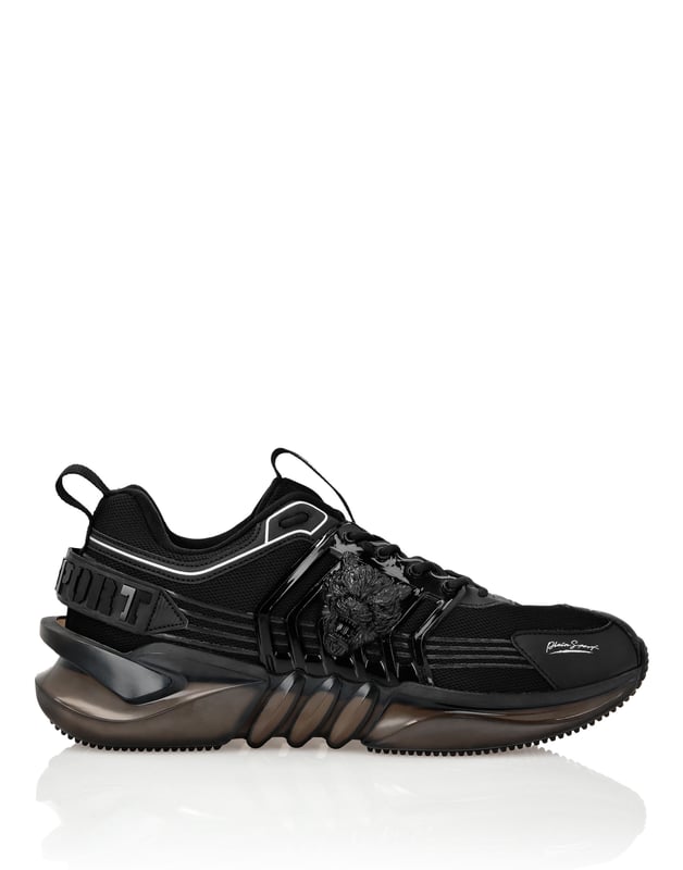 Runner Sneaker Tiger Wir stellen dir die Runner vor, mit denen du dank Hightech-Materialien und dem gewohnten Stil von Plein Sport über Ihre Grenzen hinausgehen kannst. Atmungsaktives Obermaterial aus Mesh und Obermaterial aus Kunstleder und Polyurethan Die Ösen bilden das markentypische Tiger-Motiv Farblich abgestimmte, röhrenförmige Schnürsenkel Zuglasche mit Logo an der Fersenkappe für einfachen Einstieg Gummierte, ergonomische, stoßabsorbierende, ultraleichte Hightech-Zwischensohle mit Fading Für optimalen Grip geformte Außensohle Innenfutter