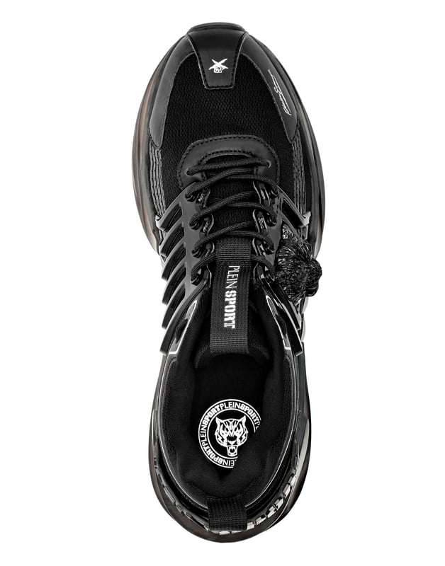 Runner Sneaker Tiger Wir stellen dir die Runner vor, mit denen du dank Hightech-Materialien und dem gewohnten Stil von Plein Sport über Ihre Grenzen hinausgehen kannst. Atmungsaktives Obermaterial aus Mesh und Obermaterial aus Kunstleder und Polyurethan Die Ösen bilden das markentypische Tiger-Motiv Farblich abgestimmte, röhrenförmige Schnürsenkel Zuglasche mit Logo an der Fersenkappe für einfachen Einstieg Gummierte, ergonomische, stoßabsorbierende, ultraleichte Hightech-Zwischensohle mit Fading Für optimalen Grip geformte Außensohle Innenfutter