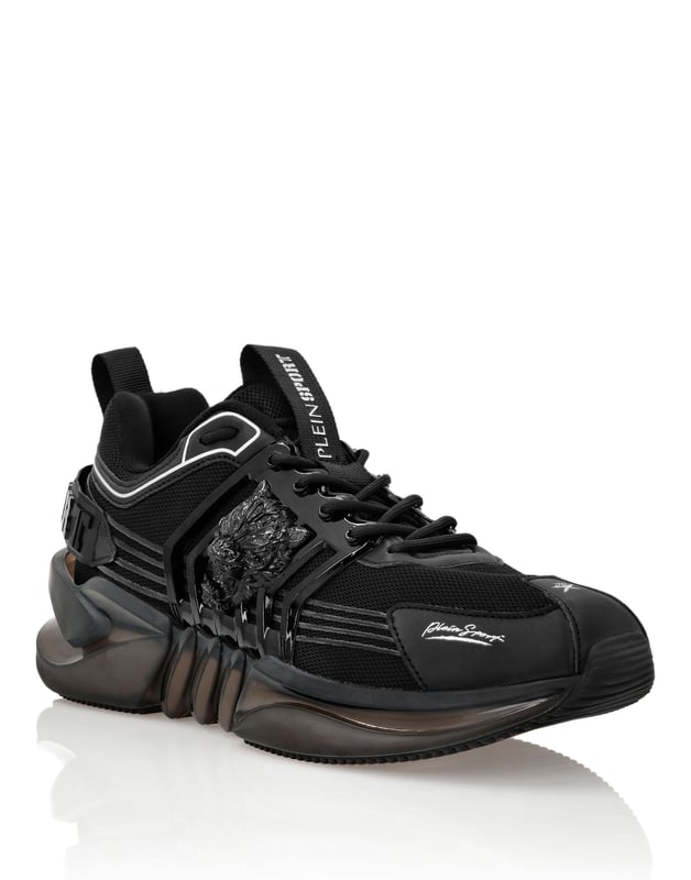 Runner Sneaker Tiger Wir stellen dir die Runner vor, mit denen du dank Hightech-Materialien und dem gewohnten Stil von Plein Sport über Ihre Grenzen hinausgehen kannst. Atmungsaktives Obermaterial aus Mesh und Obermaterial aus Kunstleder und Polyurethan Die Ösen bilden das markentypische Tiger-Motiv Farblich abgestimmte, röhrenförmige Schnürsenkel Zuglasche mit Logo an der Fersenkappe für einfachen Einstieg Gummierte, ergonomische, stoßabsorbierende, ultraleichte Hightech-Zwischensohle mit Fading Für optimalen Grip geformte Außensohle Innenfutter