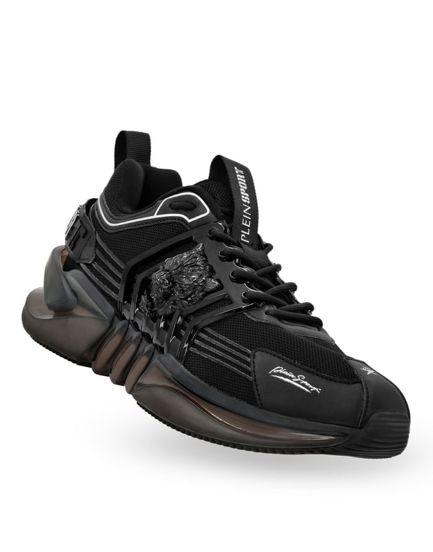 Runner Sneaker Tiger Wir stellen dir die Runner vor, mit denen du dank Hightech-Materialien und dem gewohnten Stil von Plein Sport über Ihre Grenzen hinausgehen kannst. Atmungsaktives Obermaterial aus Mesh und Obermaterial aus Kunstleder und Polyurethan Die Ösen bilden das markentypische Tiger-Motiv Farblich abgestimmte, röhrenförmige Schnürsenkel Zuglasche mit Logo an der Fersenkappe für einfachen Einstieg Gummierte, ergonomische, stoßabsorbierende, ultraleichte Hightech-Zwischensohle mit Fading Für optimalen Grip geformte Außensohle Innenfutter