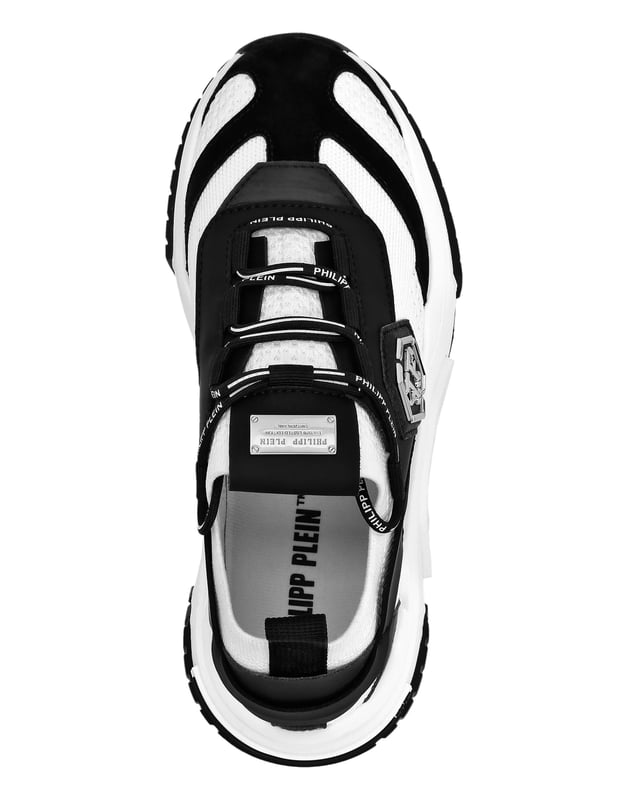 Starke Menschen brauchen starke Schuhe. Trainer Predator Runner aus Leder und Mesh. PP Hexagon ist auf dem äußeren Viertel angebracht. Schlauchförmige Schnürsenkel. Gepolsterte Säume. Die Gummisohle verdankt ihre Form und Struktur dem Spritzgussverfahren. Innenfutter und herausnehmbare Innensohle.