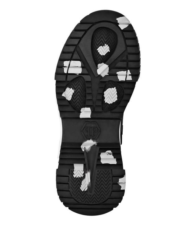Starke Menschen brauchen starke Schuhe. Trainer Predator Runner aus Leder und Mesh. PP Hexagon ist auf dem äußeren Viertel angebracht. Schlauchförmige Schnürsenkel. Gepolsterte Säume. Die Gummisohle verdankt ihre Form und Struktur dem Spritzgussverfahren. Innenfutter und herausnehmbare Innensohle.