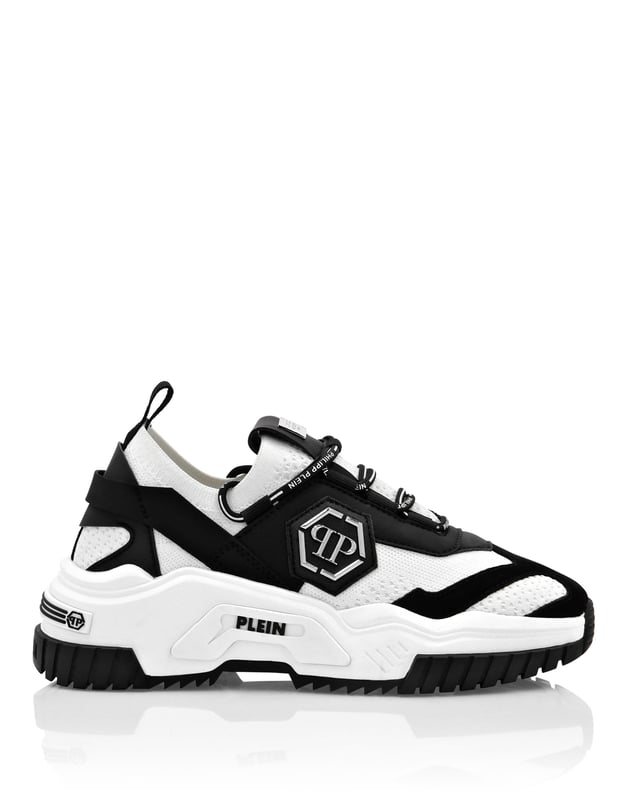 Starke Menschen brauchen starke Schuhe. Trainer Predator Runner aus Leder und Mesh. PP Hexagon ist auf dem äußeren Viertel angebracht. Schlauchförmige Schnürsenkel. Gepolsterte Säume. Die Gummisohle verdankt ihre Form und Struktur dem Spritzgussverfahren. Innenfutter und herausnehmbare Innensohle.