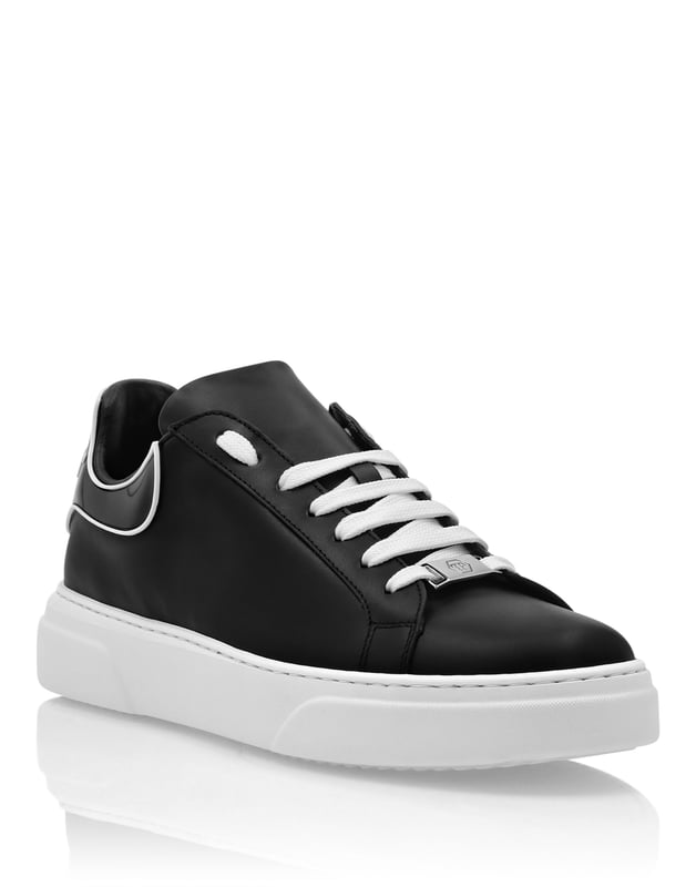 Zapatillas lo-top de napa con una pestaña en el talón con logo y ribete en un color contrastante.   br>  Cordones a juego.   br> Bordes acolchados.   br> Suela de goma antideslizante.   br> Forro interior y plantilla extraíble.   br>
