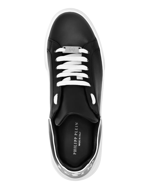 Zapatillas lo-top de napa con una pestaña en el talón con logo y ribete en un color contrastante.   br>  Cordones a juego.   br> Bordes acolchados.   br> Suela de goma antideslizante.   br> Forro interior y plantilla extraíble.   br>