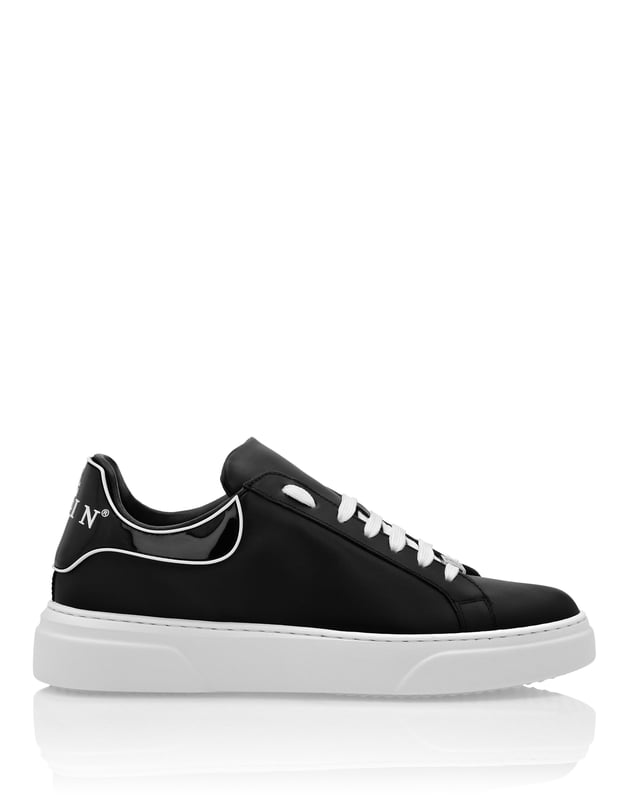 Zapatillas lo-top de napa con una pestaña en el talón con logo y ribete en un color contrastante.   br>  Cordones a juego.   br> Bordes acolchados.   br> Suela de goma antideslizante.   br> Forro interior y plantilla extraíble.   br>