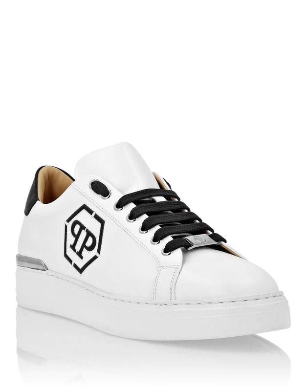 Elegante Einzigartigkeit für Ihre Freizeit mit diesen Lo-Top-Sneakers aus Leder. Schau dir die Details an.   Obermaterial aus Nappa   Kontrastierender Lederkragen   Schnürung passend zum Kragen   PP Hexagon auf dem äußeren Viertel aufgedruckt   Vernickelter Fersenstabilisator   Geformte Laufsohle   Innenfutter und herausnehmbare Innensohle