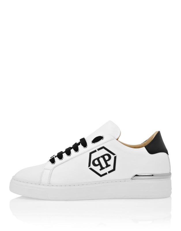 Elegante Einzigartigkeit für Ihre Freizeit mit diesen Lo-Top-Sneakers aus Leder. Schau dir die Details an.   Obermaterial aus Nappa   Kontrastierender Lederkragen   Schnürung passend zum Kragen   PP Hexagon auf dem äußeren Viertel aufgedruckt   Vernickelter Fersenstabilisator   Geformte Laufsohle   Innenfutter und herausnehmbare Innensohle