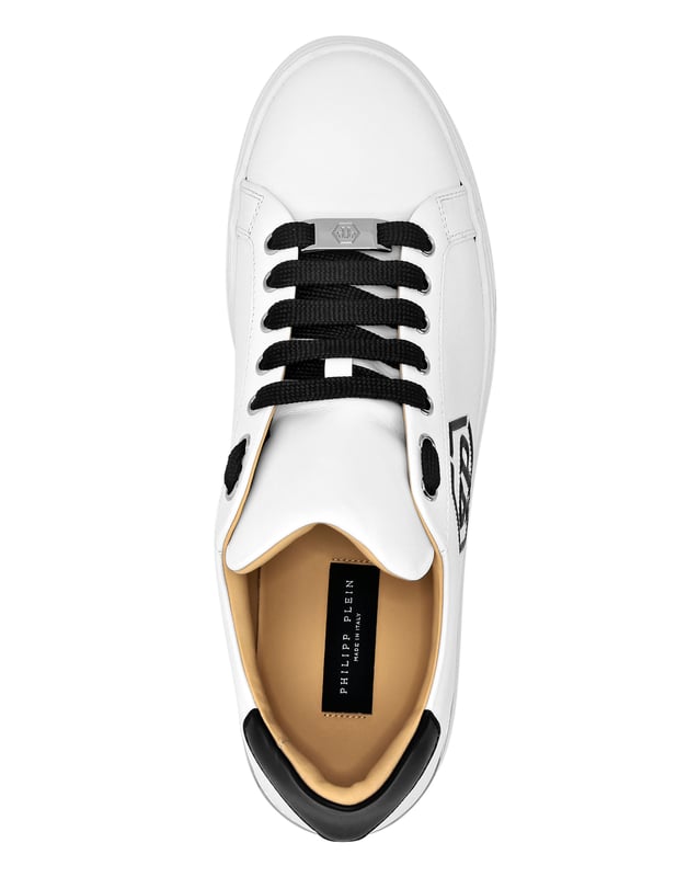Elegante Einzigartigkeit für Ihre Freizeit mit diesen Lo-Top-Sneakers aus Leder. Schau dir die Details an.   Obermaterial aus Nappa   Kontrastierender Lederkragen   Schnürung passend zum Kragen   PP Hexagon auf dem äußeren Viertel aufgedruckt   Vernickelter Fersenstabilisator   Geformte Laufsohle   Innenfutter und herausnehmbare Innensohle
