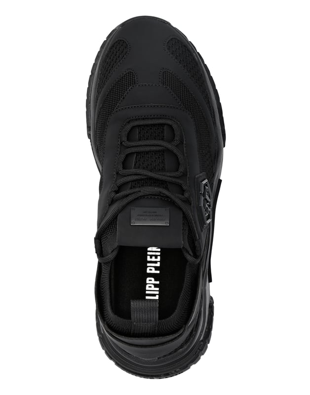 Maak je klaar om te joggen in de stijl van Plein. Bekijk de Predator hardlopers van materialen die zijn ontworpen om altijd goed te presteren. Bekijk de details.   Bovenwerk van leer en technomaterialen voor een prestatie die voldoet aan de verwachtingen   Metalen PP Hexagon op een saffiaanleren patch op het buitenste kwartier   Slip-on gebreide sok van zacht en ademend materiaal   Hi-tech, ergonomische, ultralichte, schokabsorberende rubberen tussenzool   Voorgevormde buitenzool voor maximale grip   Binnenvoering en uitneembare binnenzool