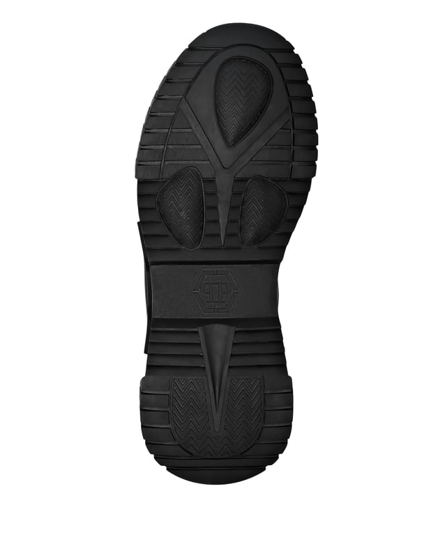 Maak je klaar om te joggen in de stijl van Plein. Bekijk de Predator hardlopers van materialen die zijn ontworpen om altijd goed te presteren. Bekijk de details.   Bovenwerk van leer en technomaterialen voor een prestatie die voldoet aan de verwachtingen   Metalen PP Hexagon op een saffiaanleren patch op het buitenste kwartier   Slip-on gebreide sok van zacht en ademend materiaal   Hi-tech, ergonomische, ultralichte, schokabsorberende rubberen tussenzool   Voorgevormde buitenzool voor maximale grip   Binnenvoering en uitneembare binnenzool