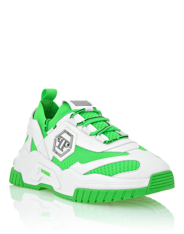 Maak je klaar om te joggen in de stijl van Plein. Bekijk de Predator hardlopers van materialen die zijn ontworpen om altijd goed te presteren. Bekijk de details.   Bovenwerk van leer en technomaterialen voor een prestatie die voldoet aan de verwachtingen   Metalen PP Hexagon op een saffiaanleren patch op het buitenste kwartier   Slip-on gebreide sok van zacht en ademend materiaal   Hi-tech, ergonomische, ultralichte, schokabsorberende rubberen tussenzool   Voorgevormde buitenzool voor maximale grip   Binnenvoering en uitneembare binnenzool